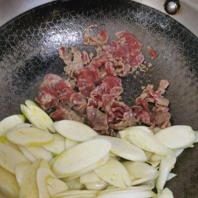 今日晚餐茭瓜炒肉,茭瓜炒肉，色香味俱全的晚餐佳肴