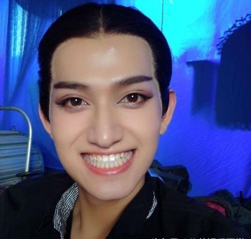 男明星网红的笑容视频