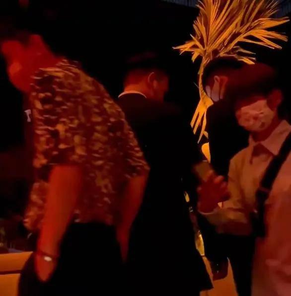 明星网红去酒吧是谁,探秘酒吧之夜