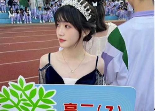 举牌拍照明星网红,举牌拍照，明星网红的瞬间魅力