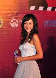 明星网红主持是谁呀女生,当红明星网红女主播的主持风采